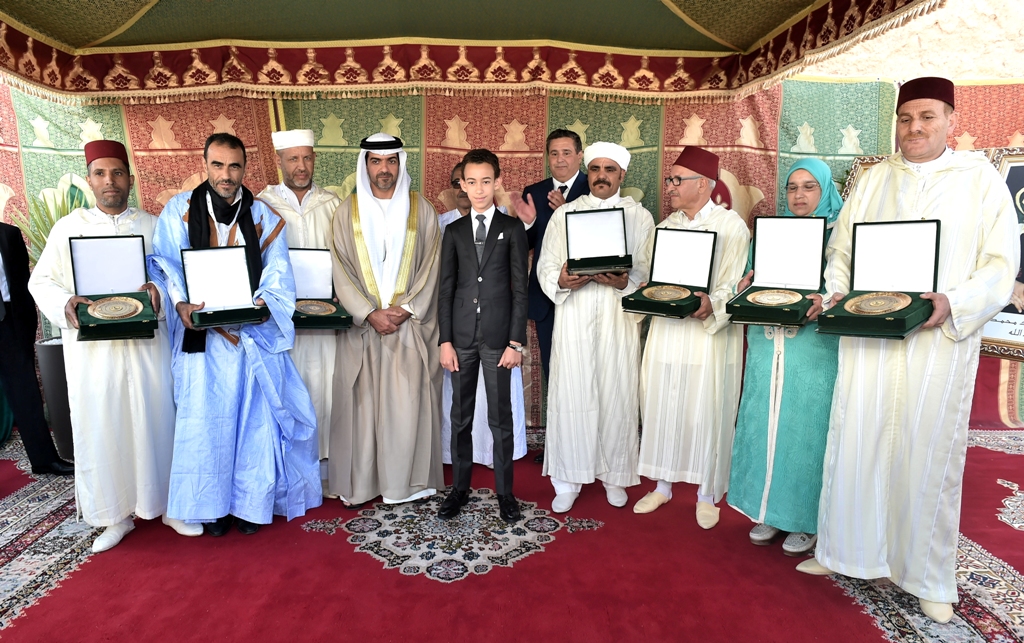 le Prince Héritier Moulay El Hassan, qui était accompagné de Cheikh Hamed Bin Zayed Al Nahyane, président du Cabinet du Prince Héritier d'Abou Dhabi, a procédé à la remise des signes distinctifs d'origine et de qualité à huit agriculteurs producteurs.