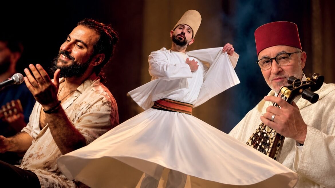 Chanteur, derviche tourneur et musicien sur scène au Festival de Fès de la Culture Soufie