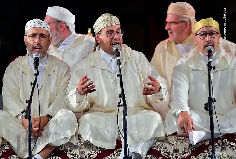 Chanteurs de samâ en tenue traditionnelle